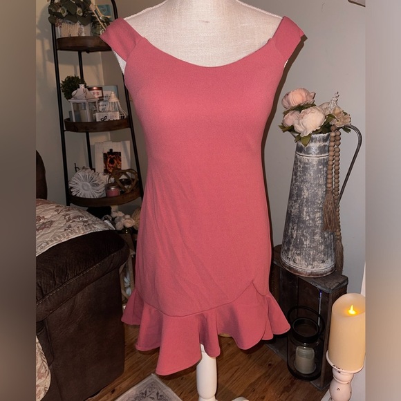 Hello Molly mini ruffled slightly off shoulder dress. NWT. Size 4🩷 - Picture 1 of 10